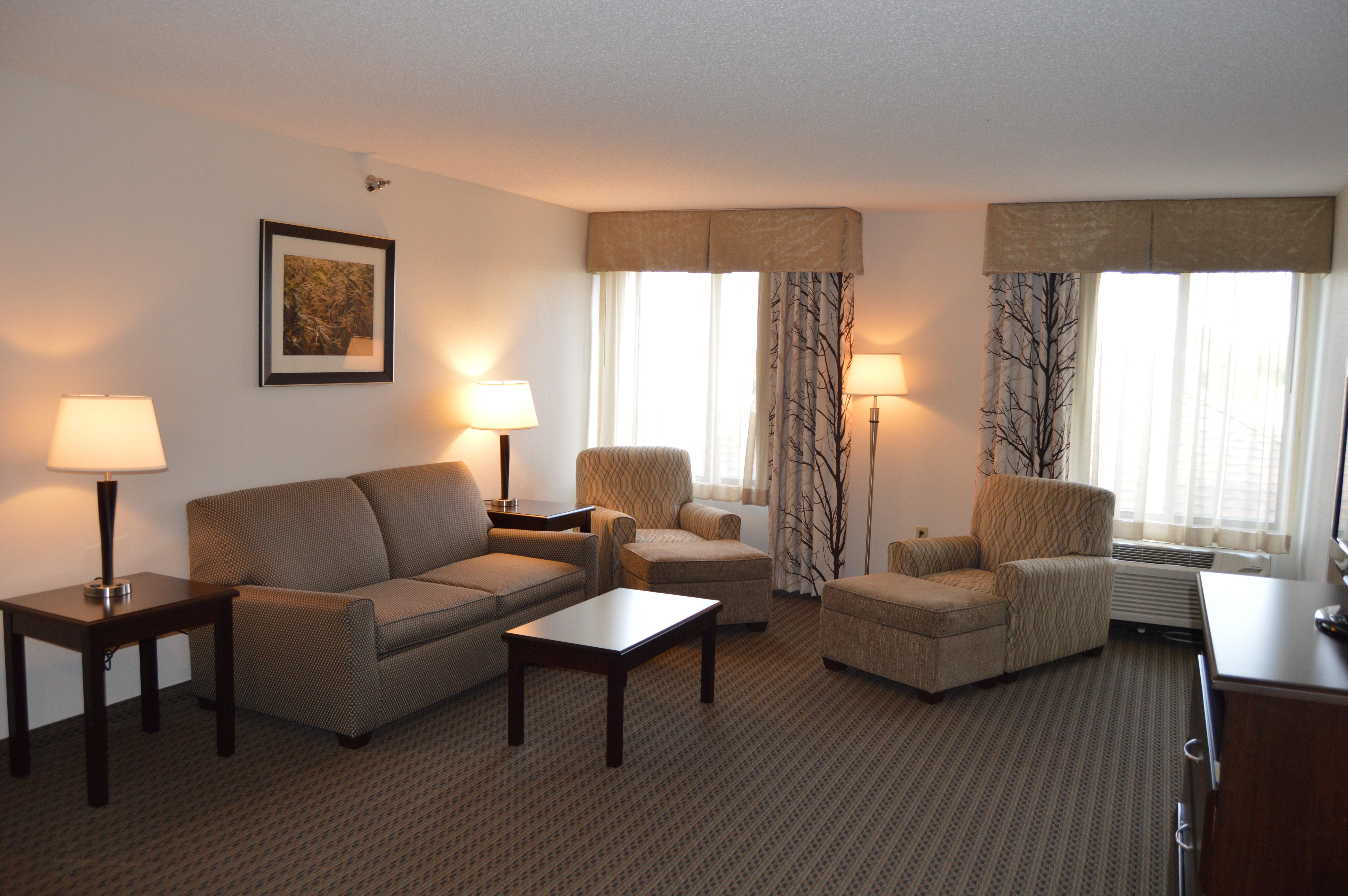 Holiday Inn Express & Suites Winner By Ihg Exterior foto